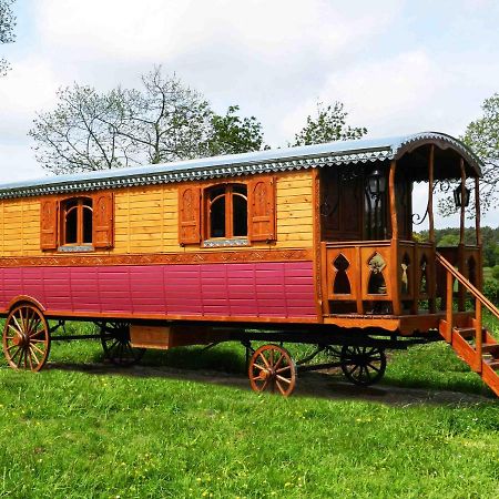 Une Roulotte Et Des Chevaux Treffléan Exterior foto