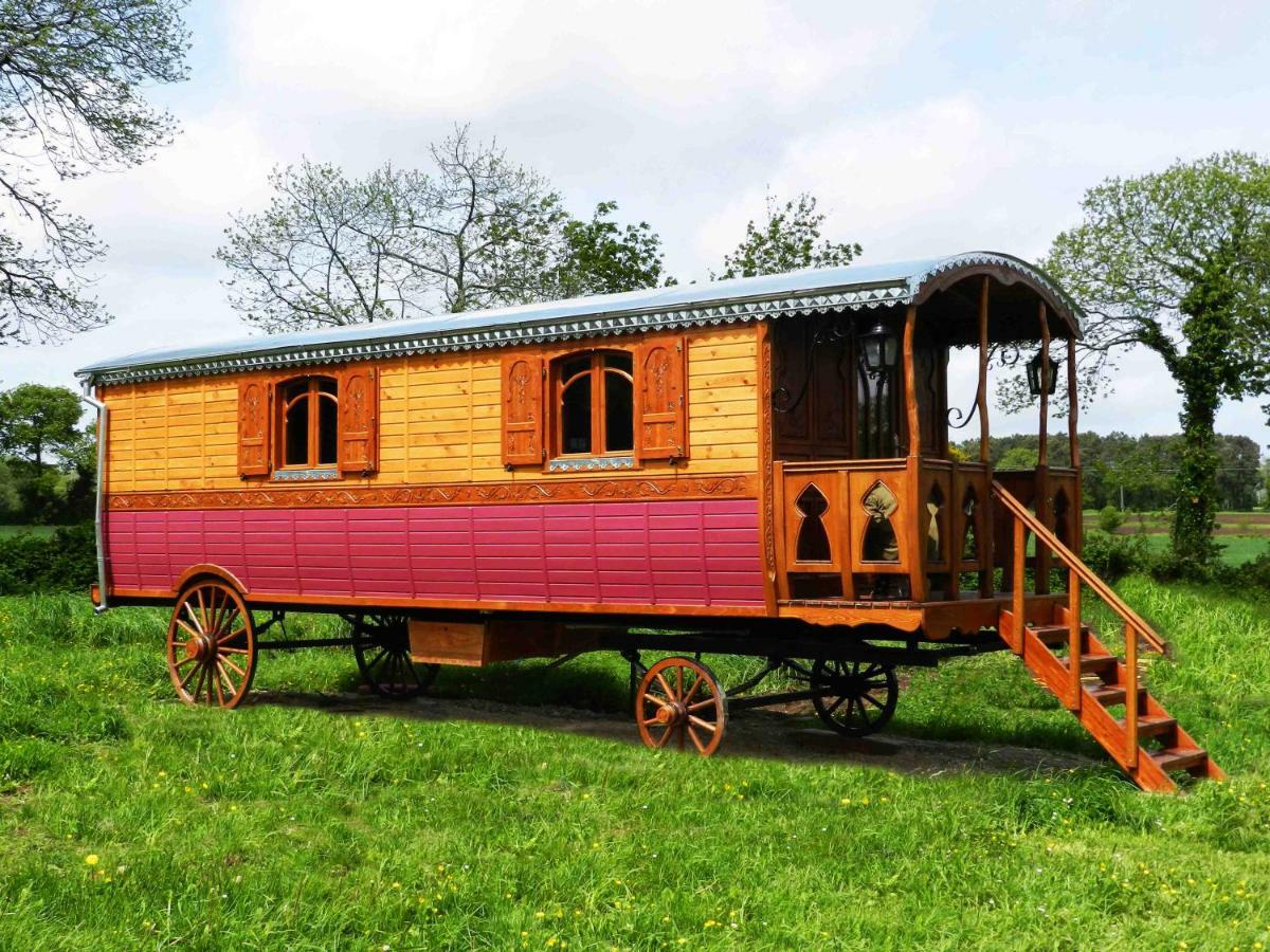 Une Roulotte Et Des Chevaux Treffléan Exterior foto