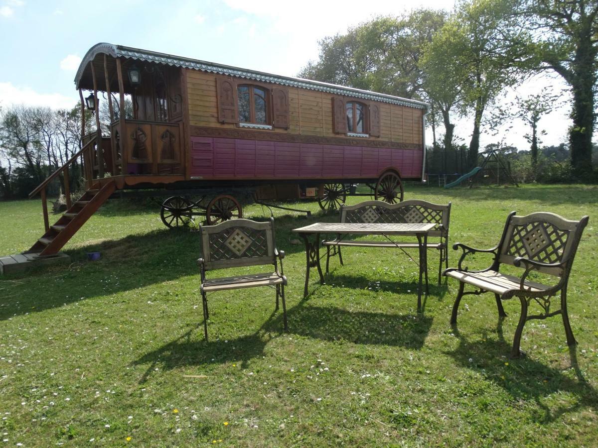 Une Roulotte Et Des Chevaux Treffléan Exterior foto
