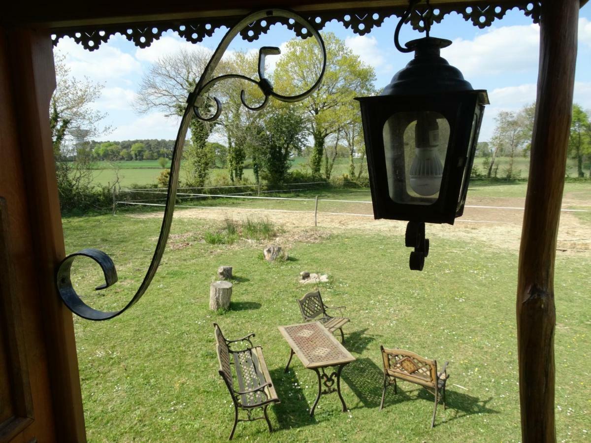 Une Roulotte Et Des Chevaux Treffléan Exterior foto