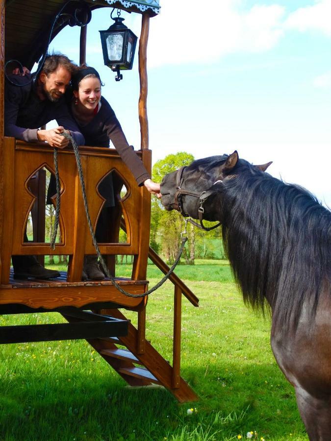 Une Roulotte Et Des Chevaux Treffléan Exterior foto